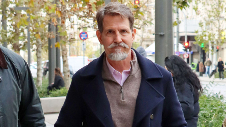 O Παύλος Ντε Γκρες στη δεξίωση που παρατέθηκε στον κήπο του Μπάκιγχαμ, προσκεκλημένος του βασιλιά Καρόλου
