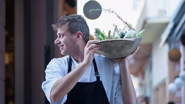 Στου Κώστα vs Μπλέ Καναρίνι: Οικογενειακή μαγειρική... «μάχη» στην Καλαμάτα