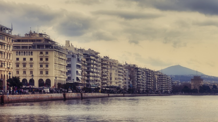 Ηλικιωμένος παραπάτησε και έπεσε στον Θερμαϊκό