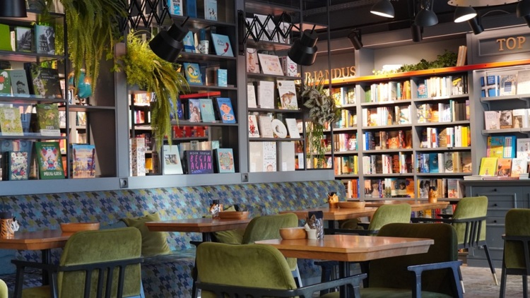 8 καφέ βιβλιοπωλεία στην Αθήνα για όσους αγαπούν το διάβασμα