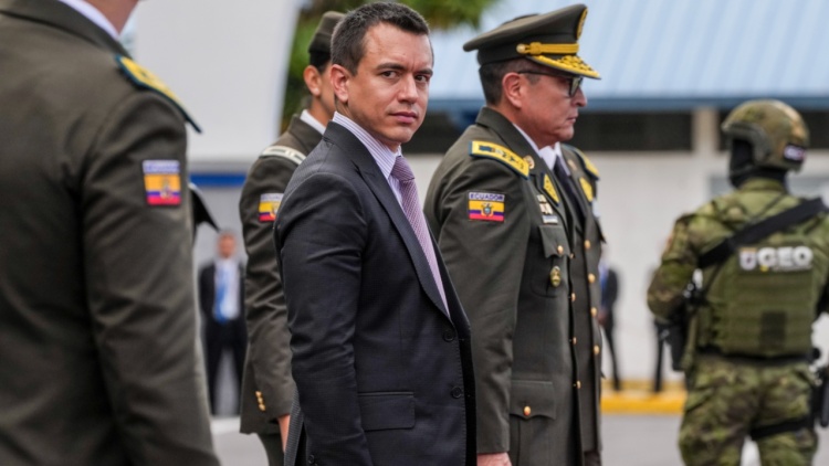 Ήττα του Νομπόα στο δημοψήφισμα για τις ξένες βάσεις και το νέο Σύνταγμα στον Ισημερινό