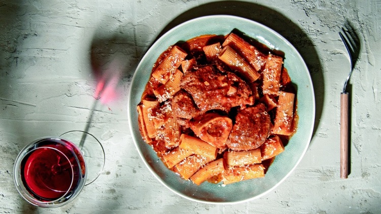 Παστιτσάδα οσομπούκο: Όσα πρέπει να ξέρουμε για το κρέας, το ιδανικό ζυμαρικό και την τέλεια σάλτσα