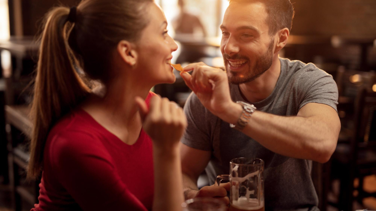 Οι άνθρωποι σε σχέσεις είναι πιθανότερο να παχύνουν, σύμφωνα με έρευνα