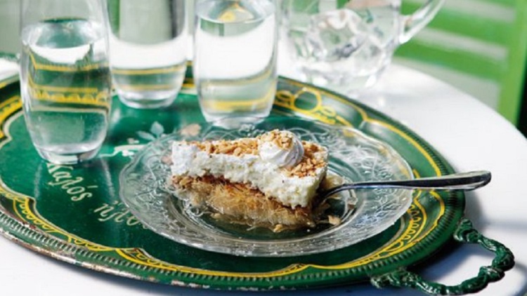 18 πολίτικα γλυκά που δεν χορταίνουμε ποτέ!