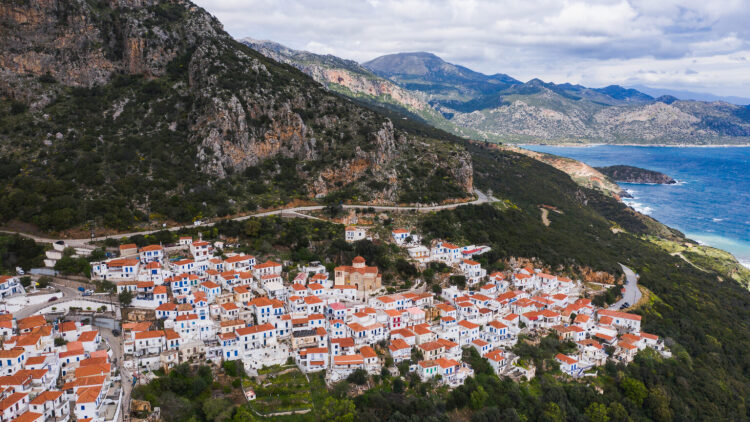 Μία νησιωτική όαση στα βουνά της Λακωνίας 