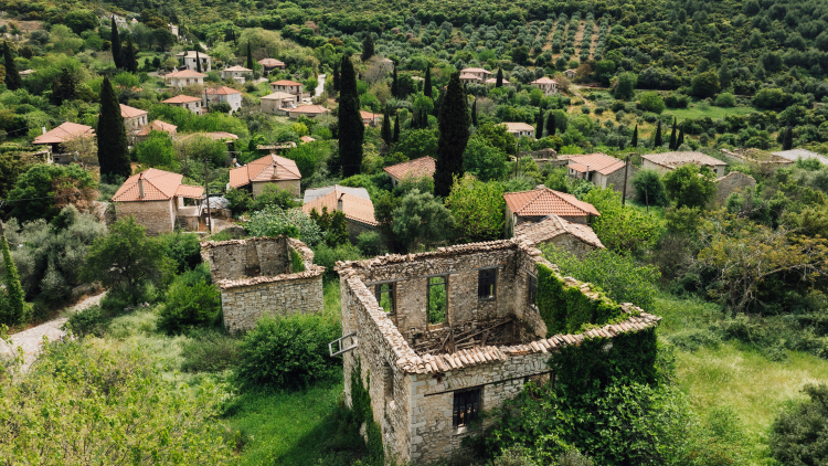 Περπατώντας στα γραφικά στενά ενός οικισμού με ψυχή στην Ηλεία 