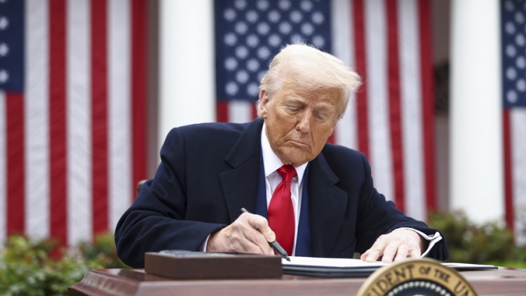 Η αμερικανική κυβέρνηση θα επιβάλει αμέσως νέους δασμούς αν τους κρίνει παράνομους το Ανώτατο Δικαστήριο, λέει σύμβουλος του Τραμπ
