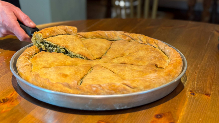  Φτιάχνοντας παραδοσιακή χορτόπιτα με έναν ταλαντούχο σεφ στο Βουργαρέλι Άρτας
