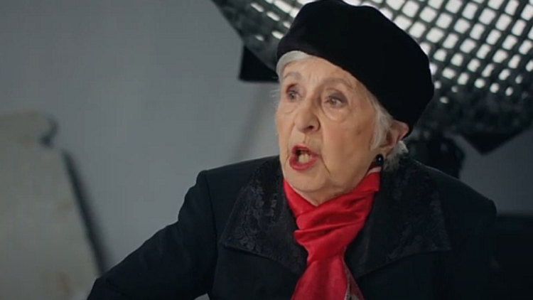 Η «Θεοπούλα» από το «Παρά Πέντε» σε εμφάνιση - έκπληξη στο βίντεοκλιπ για το «Ferto» του Ακύλα, βίντεο