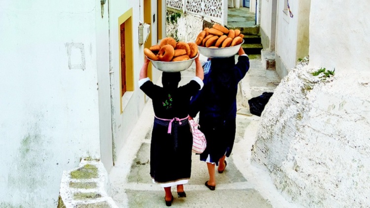 Πάσχα στα νησιά: Τα έθιμα, οι συνταγές και οι παραδόσεις σε Ιόνιο και Αιγαίο