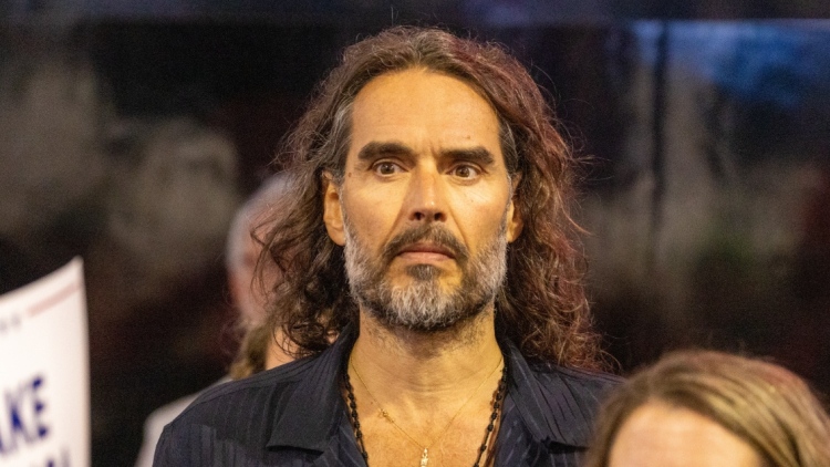 Ράσελ Μπραντ: Ελεύθερος με εγγύηση μετά τις δύο νέες κατηγορίες για σεξουαλικά αδικήματα