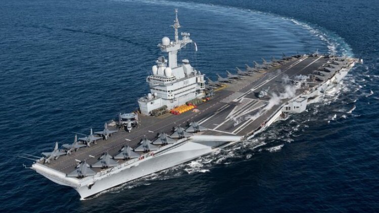 Το γαλλικό αεροπλανοφόρο Σαρλ ντε Γκωλ και η συνοδεία του αναπτύσσονται στον Βόρειο Ατλαντικό 