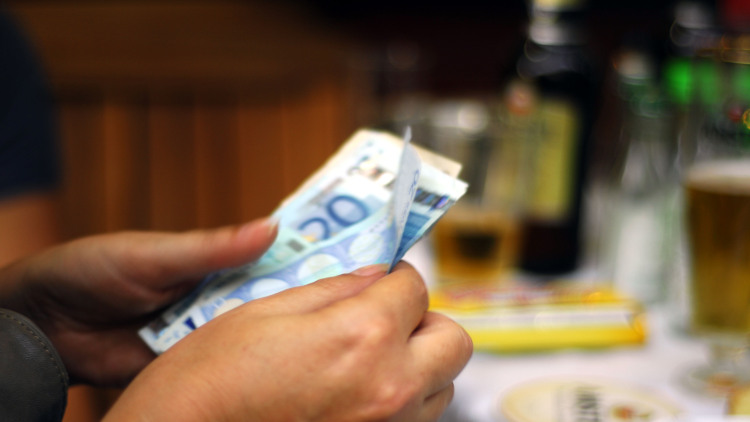 Συντάξεις και επιδόματα πριν από τα Χριστούγεννα: Πότε καταβάλλονται 