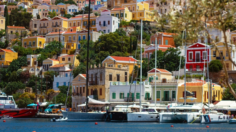  Πάσχα στη Σύμη: Ένας πληρης ταξιδιωτικός οδηγός για την αρχόντισσα των Δωδεκανήσων 