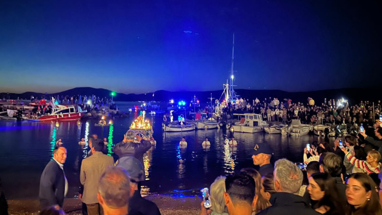 Μέσα στη θάλασσα η περιφορά του Επιταφίου στην Ύδρα
