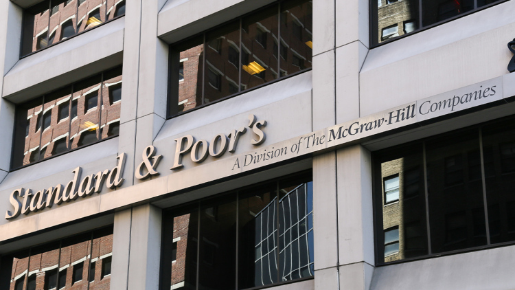 S&P: Μειώνει στο 1,7% την εκτίμηση για την ανάπτυξη το 2026, αλλά βλέπει αντοχές για την ελληνική οικονομία