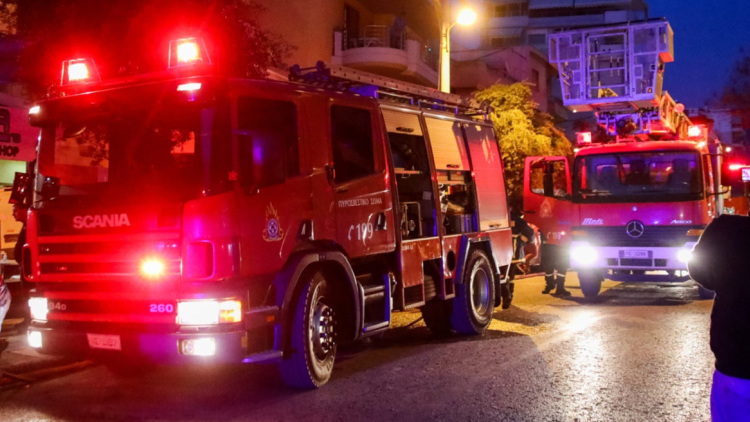 Διακοπή κυκλοφορίας στη Μαυροματαίων - Αυτοκίνητο τυλίχθηκε στις φλόγες