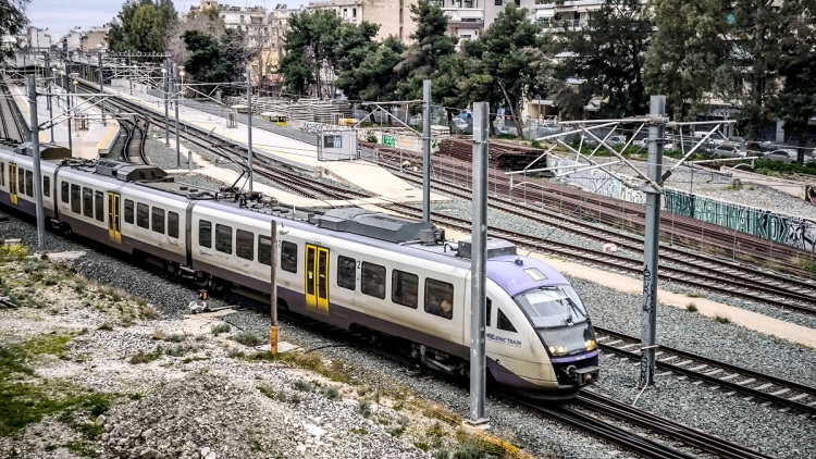 Άνδρας κρεμάστηκε με σχοινί πάνω από γραμμή του Προαστιακού στις Αχαρνές