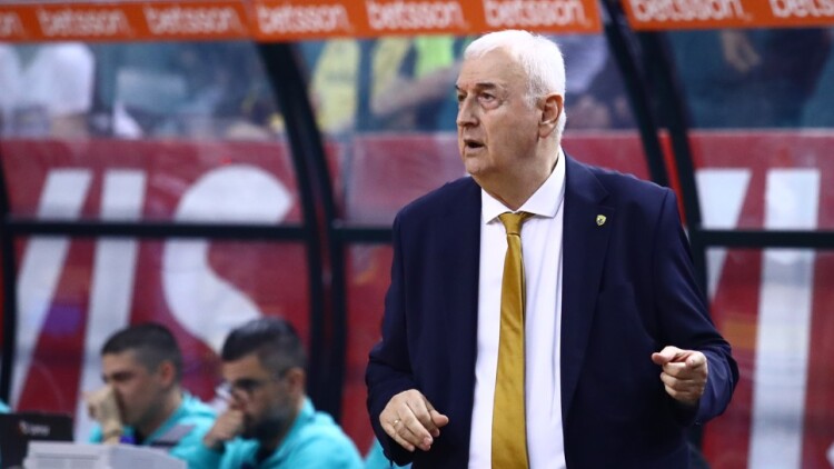 Ξέσπασμα Σάκοτα: Εγώ είμαι εδώ, θα μιλήσω όταν αποδεσμευτώ από τη θέση του προπονητή της ΑΕΚ