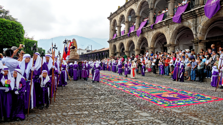 Αντίγκουα: Οι λιτανείες και τα πολύχρωμα χαλιά της Semana Santa -Mια μοναδική πολιτιστική εμπειρία 