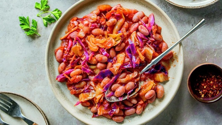 Φασόλια χάντρες με λάχανο