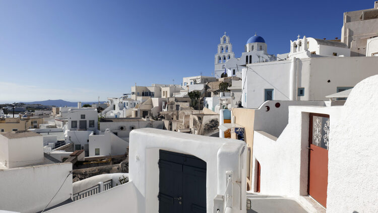 Πύργος Σαντορίνης: Ένας λαβύρινθος κυανόλευκων τόνων αφηγείται ιστορίες για πειρατές