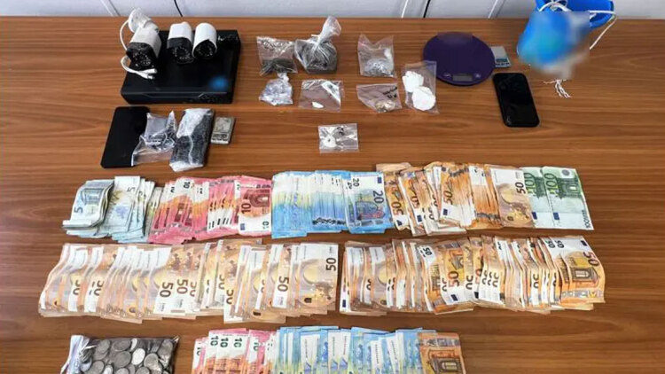 Πέντε συλλήψεις για κατοχή και διακίνηση ναρκωτικών ουσιών στην Αττική