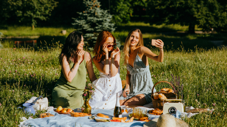Φιλία στην ενήλικη ζωή: Οι τρεις πυλώνες που την κρατούν ζωντανή