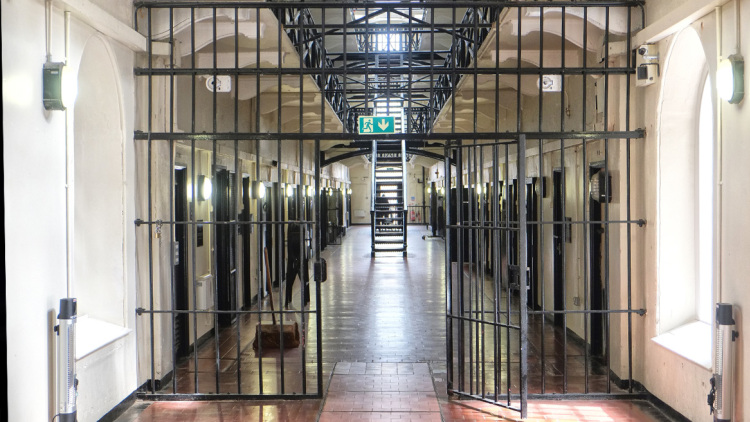Ουκρανός βασάνιζε τους συγκρατούμενούς του σε φυλακή του Ντονέτσκ, κατηγορείται για εγκλήματα κατά της ανθρωπότητας