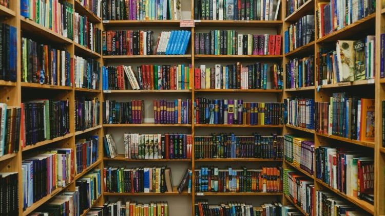 Από την Ξάνθη μέχρι τη Σίκινο: 11 βιβλιοπωλεία με ξεχωριστή ταυτότητα σε πόλεις και νησιά της Ελλάδας