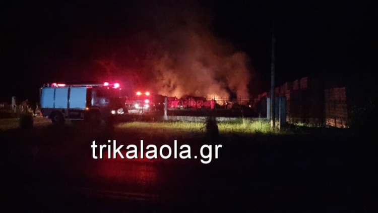 Καταστράφηκε ολοσχερώς από μεγάλη φωτιά βιοτεχνία βαρελοποιίας στα Τρίκαλα - Δείτε βίντεο