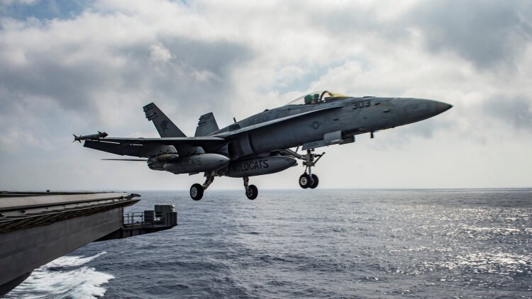 Αμερικανικό μαχητικό F-18 χτύπησε ιρανικό τάνκερ που κατευθυνόταν σε λιμάνι του Ιράν