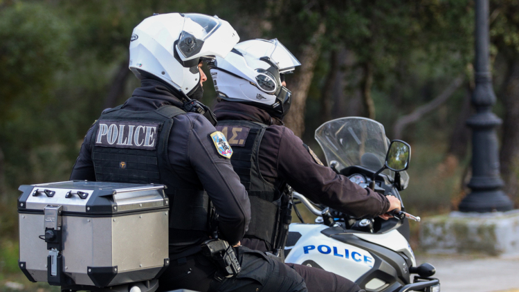 Θεσσαλονίκη: Συνελήφθησαν 29χρονος και 24χρονος που επέτρεψαν την κατανάλωση αλκοόλ σε ανήλικες