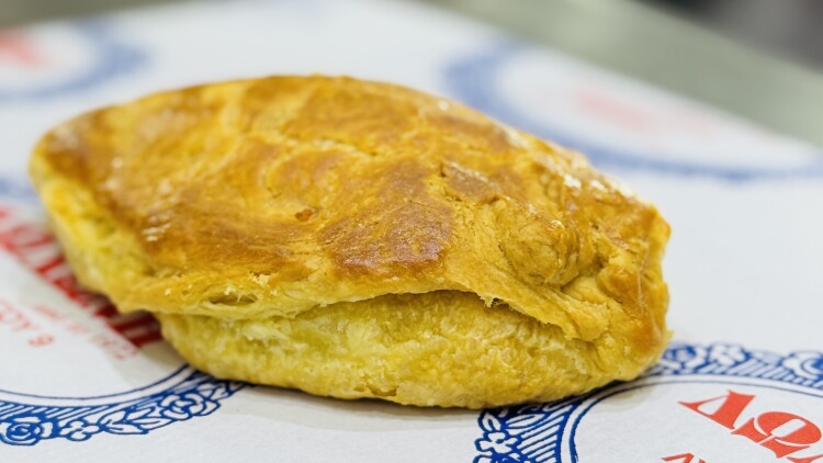 Δωδώνη: Κορυφαία κουρού στο ιστορικό τυροπιτάδικο της Ομόνοιας