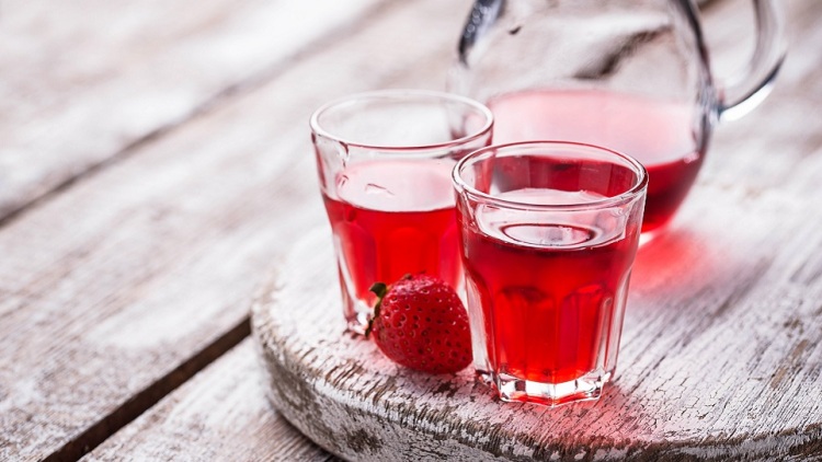 Λικέρ φράουλα: Φτιάχνουμε το ανοιξιάτικο ποτό που μας ανεβάζει τη διάθεση