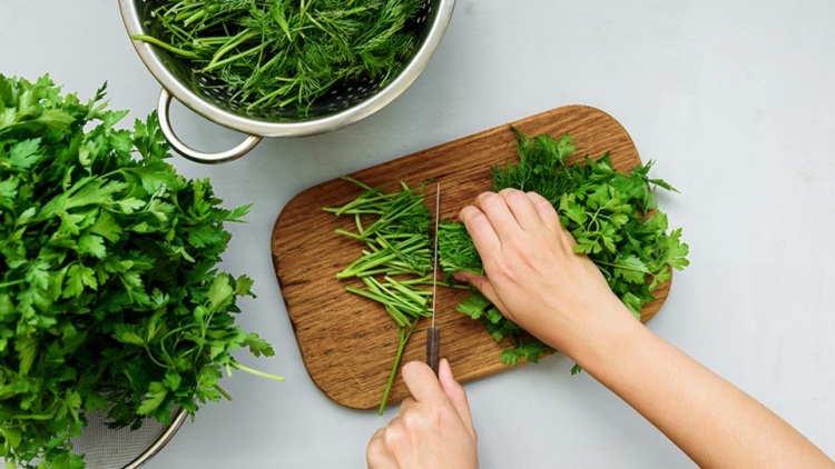 Πώς αποθηκεύουμε τα μυρωδικά (άνηθο, μαϊντανό, βασιλικό) για να μείνουν φρέσκα για εβδομάδες;