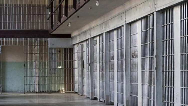 Στη φυλακή για δύο μήνες ο 50χρονος που κρατούσε όμηρο με τσεκούρι την πρώην γυναίκα του στη Λάρισα