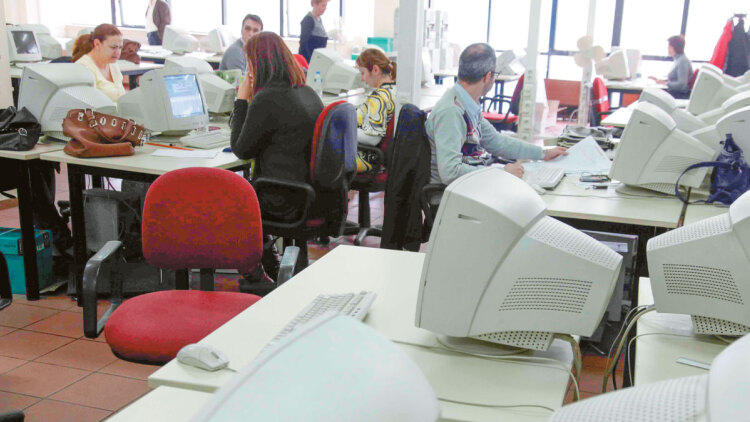 Αυξήσεις για 9 στους 10 δημοσίους υπαλλήλους, θα κερδίσουν 1 δισ. στα «καθαρά» το 2026, δείτε παραδείγματα
