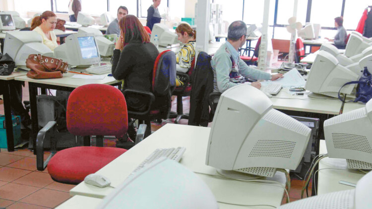 Ταμείο Ανάκαμψης: Έως €10 εκατ. ή δύο μισθούς «μπόνους» στο Δημόσιο για να μη χάσει λεφτά η χώρα