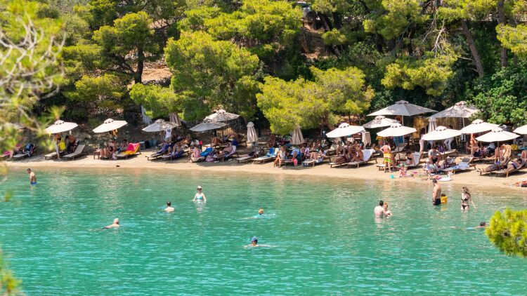 10 ειδυλλιακές παραλίες του Πόρου
