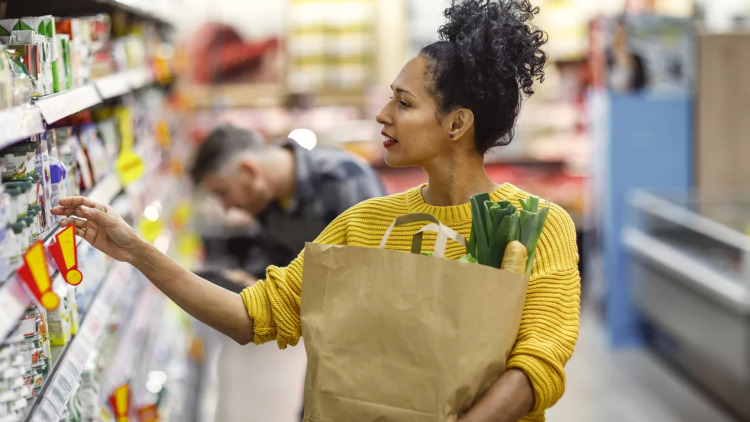 Ποιες είναι οι 10 τροφές που δεν πρέπει να αγοράζουμε σύμφωνα με τους ειδικούς
