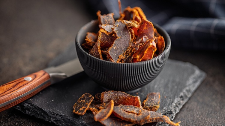 Beef jerky: Το κρεατένιο σνακ με ιστορία, φουλ στην πρωτεΐνη