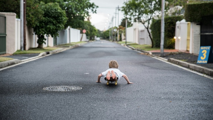«Όταν λέω ότι ο 9χρονος γιος μου πηγαίνει μόνος του στις εξωσχολικές δραστηριότητες, με κοιτούν επικριτικά»
