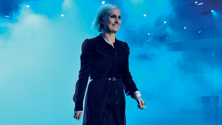 Η μεγάλη κυρία της μόδας Maria Grazia Chiuri «κρεμάει» τα ψαλίδια της