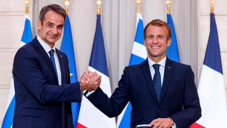 Bloomberg: Γαλλία και Ελλάδα ανανεώνουν την αμυντική συνεργασία και διευρύνουν τη διμερή τους σχέση