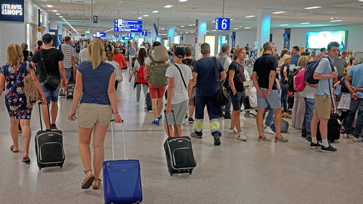 Χάος στον τουρισμό από τον πόλεμο στο Ιράν: Είναι η Ελλάδα μέσα στους προορισμούς που επιλέγουν οι Ευρωπαίοι;
