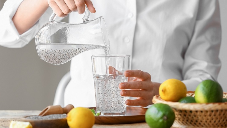 Νερό με σπόρους chia: To viral superfood ρόφημα που εγκρίνουν οι γιατροί