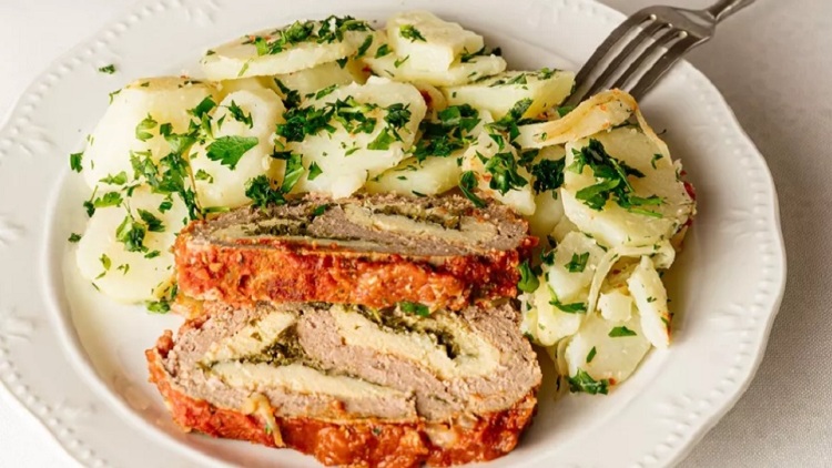 Ρολό κιμά ψητό γεμιστό με ομελέτα και πατάτες αλά Λιόν