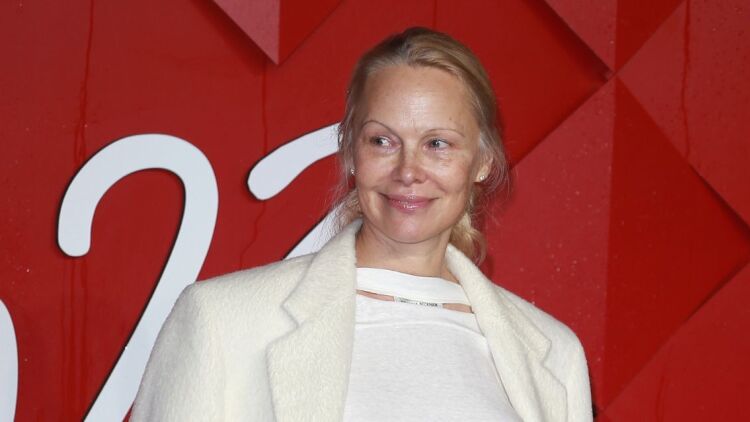 Η Πάμελα Άντερσον φωτογραφήθηκε χωρίς μακιγιάζ και φίλτρα για καμπάνια κατά της τεχνητής νοημοσύνης
