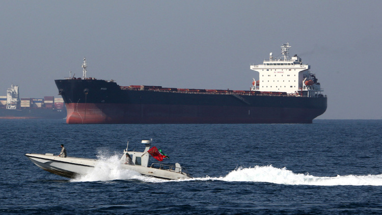 240 φορτηγά πλοία εγκλωβισμένα στο Στενό του Ορμούζ, αυξάνονται οι διελεύσεις κινεζικών πλοίων
